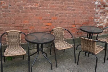 Kafedeki sandalyeler ve masalar 