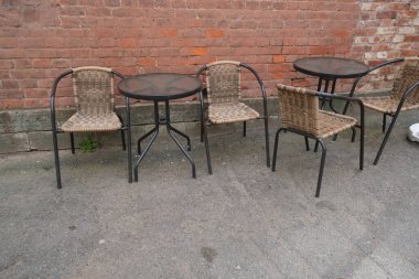 Kafedeki sandalyeler ve masalar 