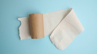 Mavi arka planda tuvalet kağıdı rulosu 