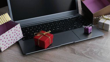 hediye kutularını ve dizüstü bilgisayarları kapat 