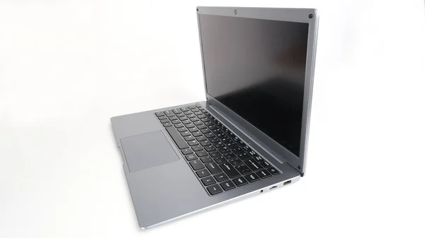 白色背景的现代笔记本电脑 — 图库照片