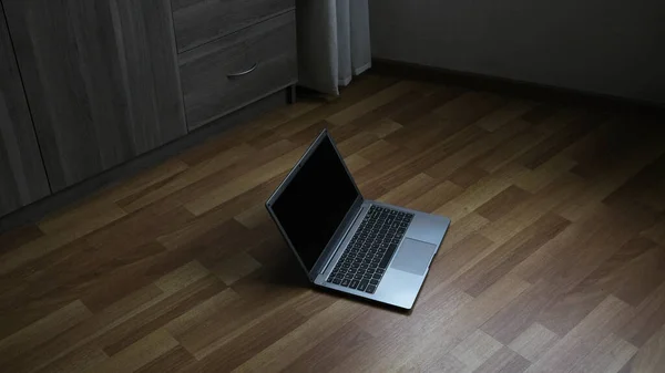 Nowoczesny Laptop Podłodze Biurze — Zdjęcie stockowe