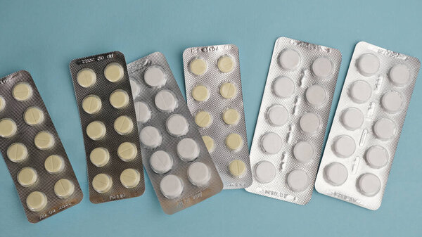 таблетки, таблетки на синем фоне