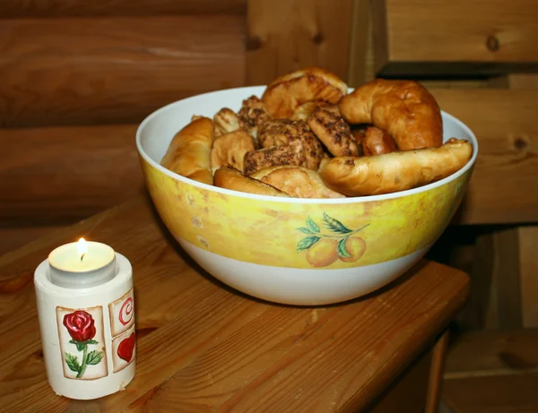 tablo üzerinde mum yakın kase Pies