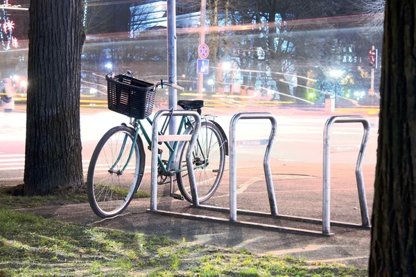 Geceleri sokakta Bisiklet arka plan üzerinde yol ile