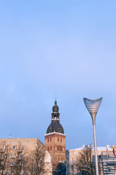 riga eski kilisede arkasında modern sokak lambası