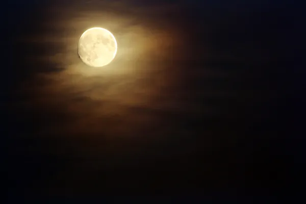 Luna en cielos oscuros —  Fotos de Stock