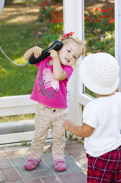 Baby med staden telefon — Stockfoto