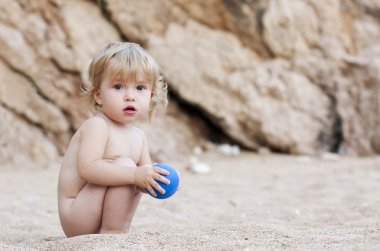 Kumsaldaki bebek