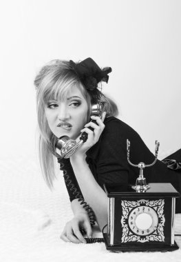 Telefonda konuşan güzel kız.