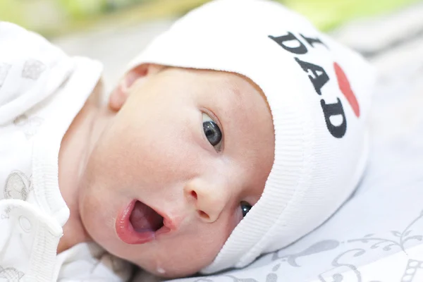 Retrato de un bebé feliz en la gorra —  Fotos de Stock