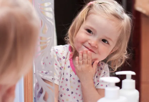 Şirin Bebek yüzünü yıkar