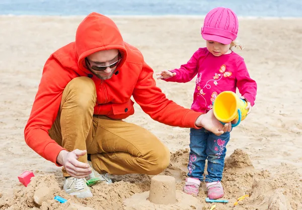 Father and his daughter playing on the beach — Stock Photo, Image