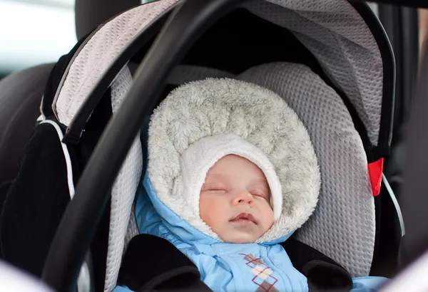 Recién nacido durmiendo en el asiento del coche —  Fotos de Stock