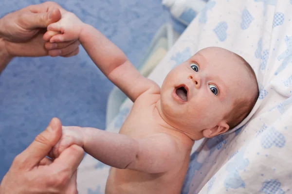 Массаж новорожденного ребенка — стоковое фото