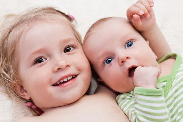 Glückliche Schwester umarmt kleinen Bruder — Stockfoto