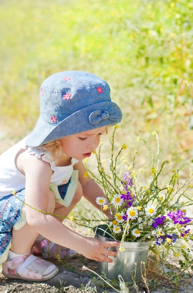 Милая девушка с полевыми цветами — стоковое фото