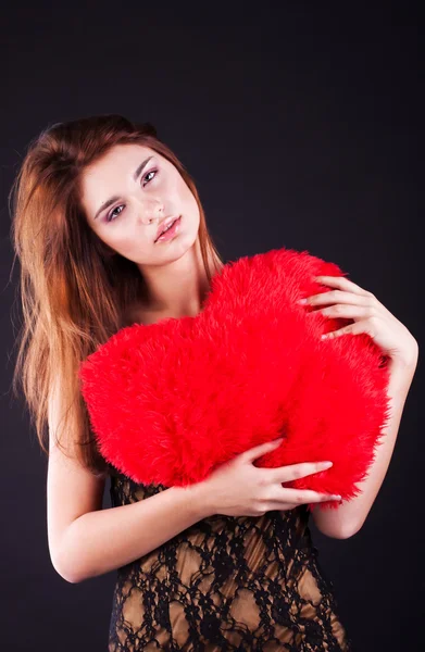 Adolescent fille avec coeur oreiller — Photo