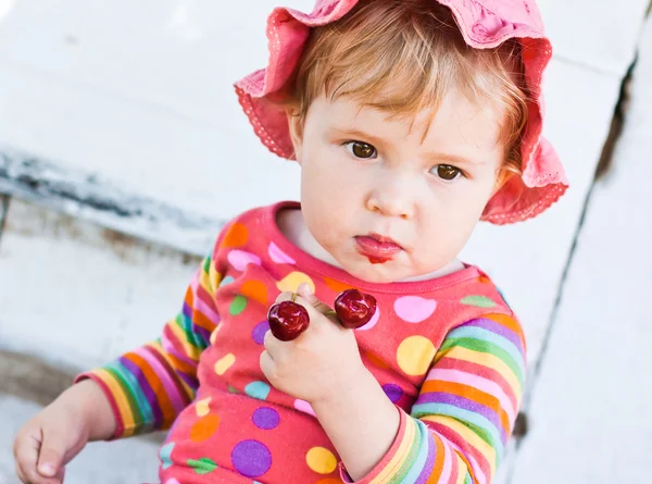 Söt baby äter körsbär — Stockfoto