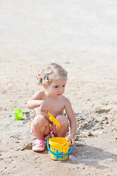 幸せな子供の夏の海で遊ぶ — ストック写真