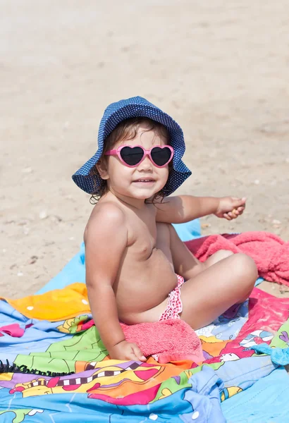 Bebê bonito sentado na praia — Fotografia de Stock