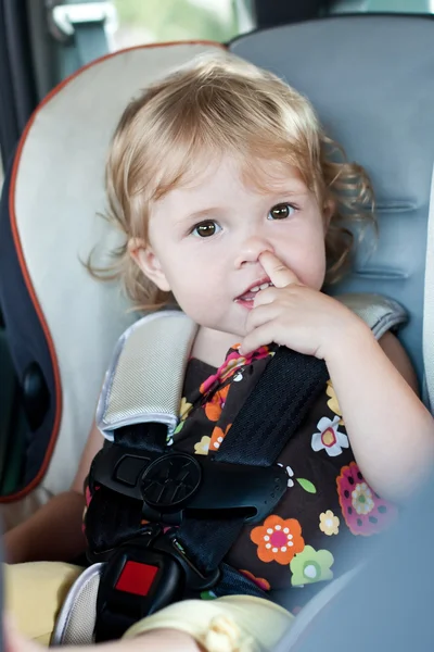 Bebê bonito escolhe seu nariz — Fotografia de Stock