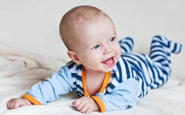 Gelukkig lachen babyjongen — Stockfoto