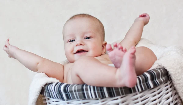 Glücklicher kleiner Junge liegt im Korb — Stockfoto