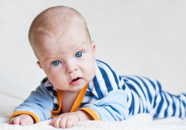 Şirin mavi gözlü bebek çocuk