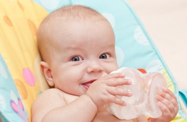 mutlu bebek şişe ve içme suyu tutan