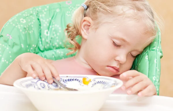 Lilla tjejen somnade vid bordet äter soppa — Stockfoto