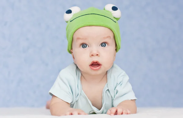 Bebê no chapéu sapo — Fotografia de Stock