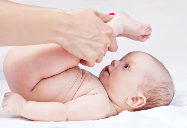 Baby massage. Stockafbeelding