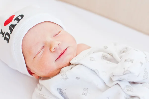 Cute newborn baby in hat — Stockfoto