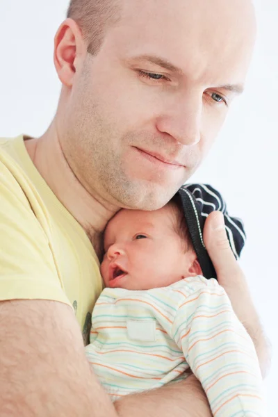 Счастливый отец с новорожденным сыном — стоковое фото