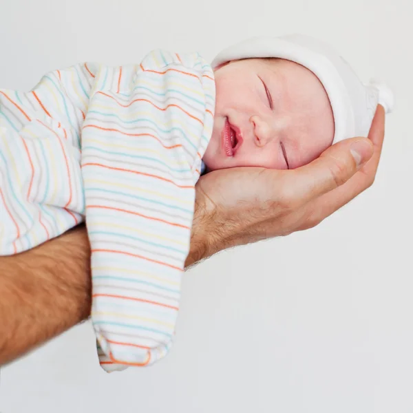 Bebé recién nacido sonriendo mientras duerme — Foto de Stock