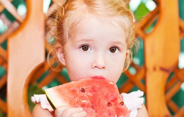 Niedliches kleines Mädchen isst Wassermelone — Stockfoto