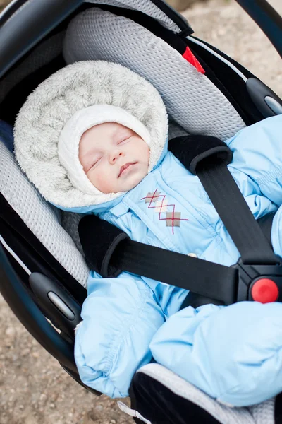 Neonato che dorme nel seggiolino auto — Foto Stock