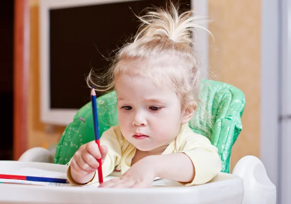 Mooi meisje leren te trekken met — Stockfoto