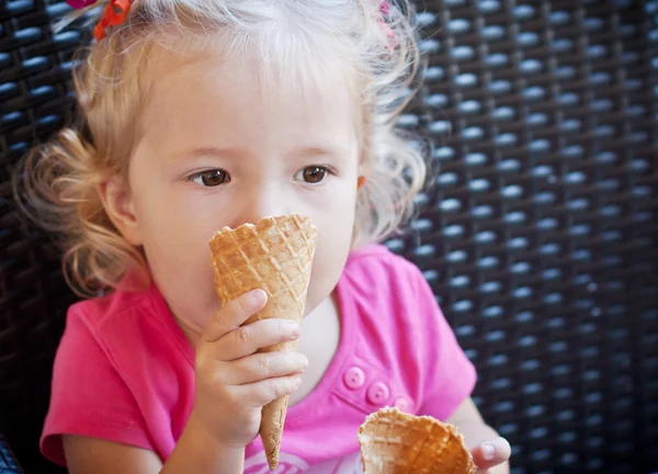 Menina da criança comendo — Fotografia de Stock