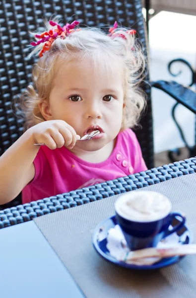 Vicces kisgyermek lány kávézóban — Stock Fotó