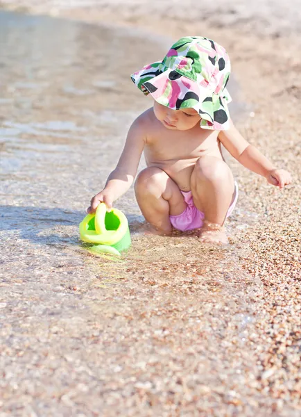 Bebê bonito brincando na praia — Fotografia de Stock