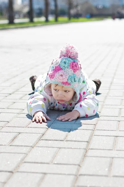 Piccolo arrabbiato bambino ragazza — Foto Stock