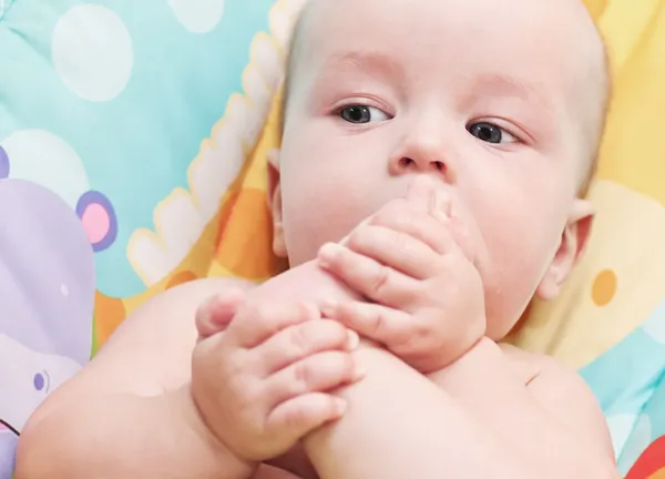 A little baby boy sucking toes on her feet — Stock Photo, Image