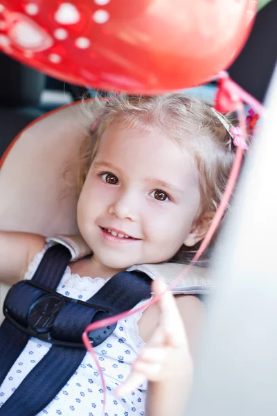 Menina criança feliz no assento do carro — Fotografia de Stock