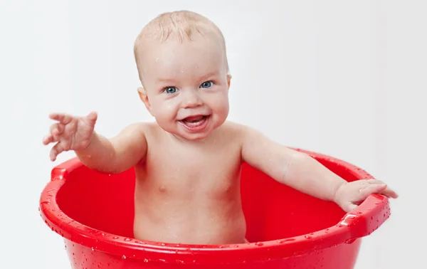 Lindo poco babe es bañado en un lavabo — Foto de Stock