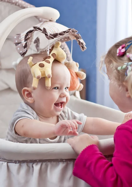 Feliz niño jugando con su hermana — Foto de Stock