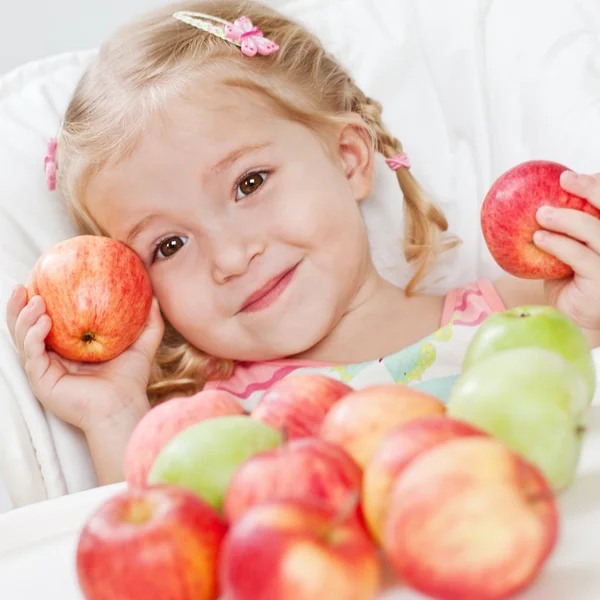 Niedliches kleines Mädchen mit Apfel — Stockfoto