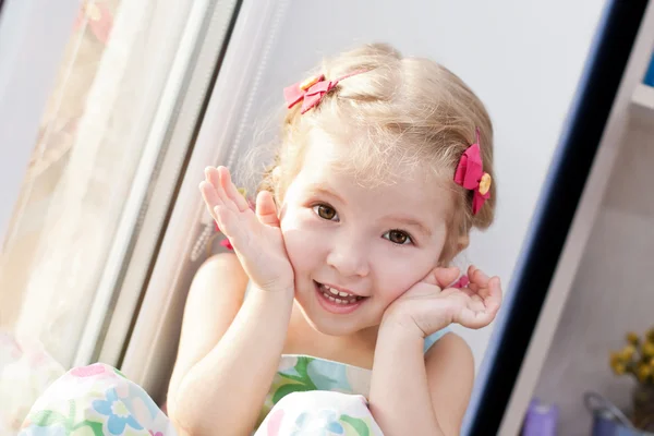 Bonito menina jogar — Fotografia de Stock