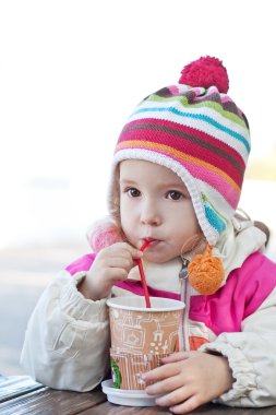 sevimli küçük kız içecekler